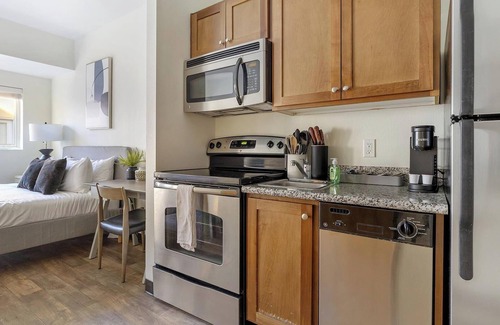 Pearl District Apartment | Landing | Beautiful Studio, Courtyard, Gym