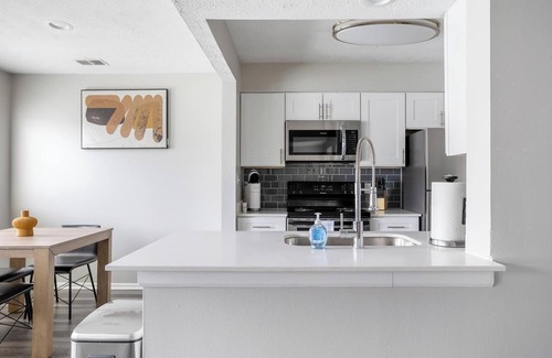 Indianapolis Apartment | Landing | Beautiful 1BD, Gym, Tennis Court