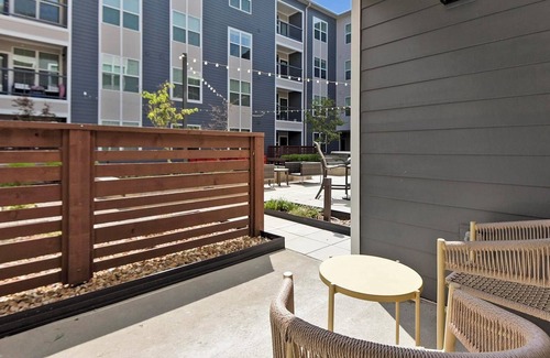 Chesterfield Apartment | Landing | Chic 1BD, Courtyard, Clubhouse