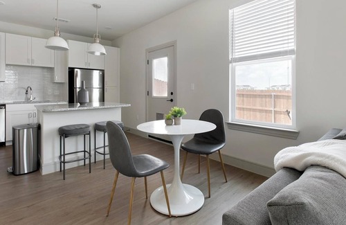Tarrant County Apartment | Landing | Chic 1BD, Clubhouse, Yoga Studio