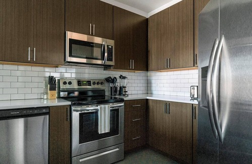 Richmond Apartment | Landing | Chic 1BD, Gym, Pool