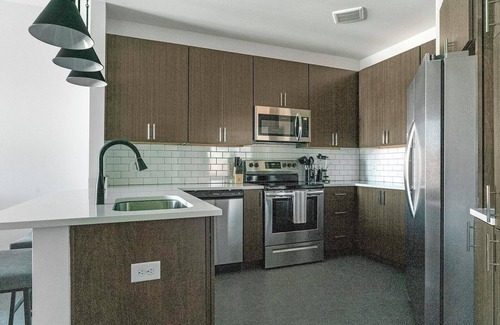 Richmond Apartment | Landing | Chic 1BD, Gym, Pool