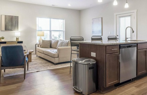 Cartersburg Apartment | Landing | Chic 2BD, Gym, Courtyard