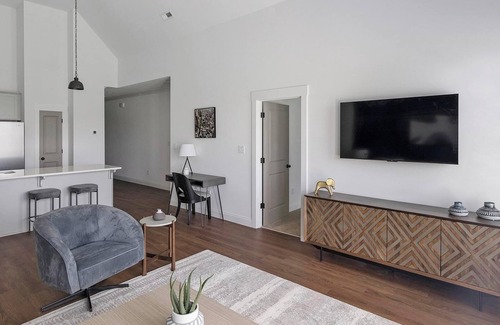 Athens Apartment | Landing | Chic 2BD, Gym, Clubhouse