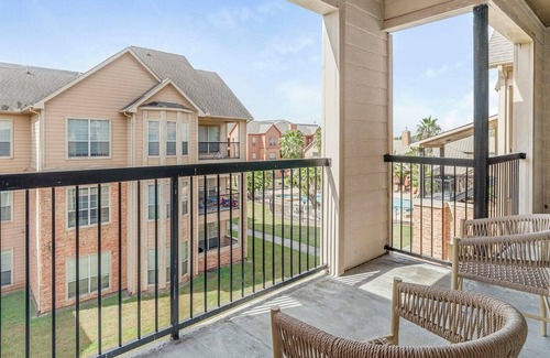 Southbelt/Ellington Apartment | Landing | Chic 2BD, Gym, Pool