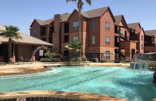 Southbelt/Ellington Apartment | Landing | Chic 2BD, Gym, Pool
