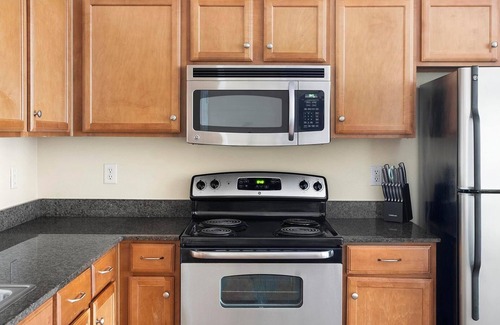 Sweetbriar Apartment | Landing | Chic 2BD, Pool, Gym