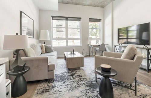 Englewood Apartment | Landing | Chic Studio, Gym, Rooftop Lounge
