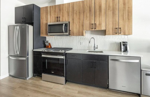 Englewood Apartment | Landing | Chic Studio, Gym, Rooftop Lounge