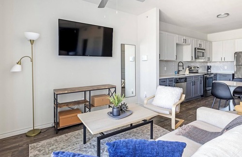 West Dallas Apartment | Landing | Chic Studio, Gym, Pool