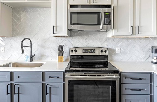 West Dallas Apartment | Landing | Chic Studio, Gym, Pool