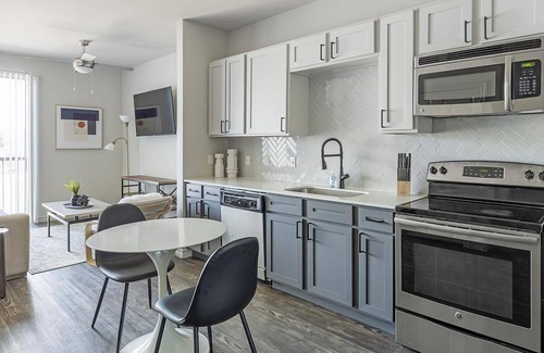 West Dallas Apartment | Landing | Chic Studio, Gym, Pool