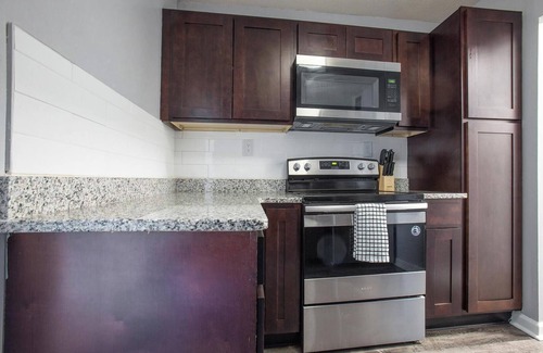 Fort Wayne Apartment | Landing | Chic Studio, Gym, Pool