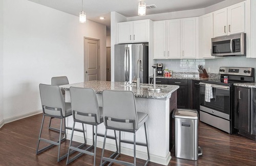 Inglewood Apartment | Landing | Incredible 1BD, Rooftop Lounge
