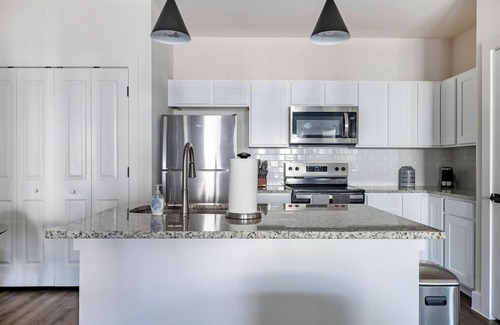 Venus Apartment | Landing | Incredible 1BD, Pool, Gym