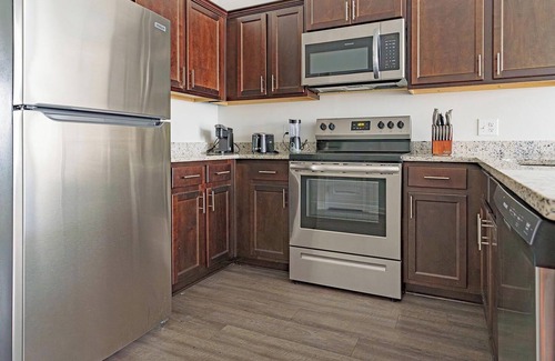 Bloomingdale Apartment | Landing | Incredible 2BD, Gym, Pool
