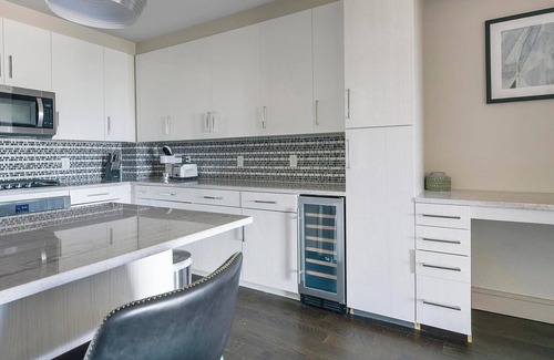 Houston Apartment | Landing | Incredible 2BD, Pool, Gym