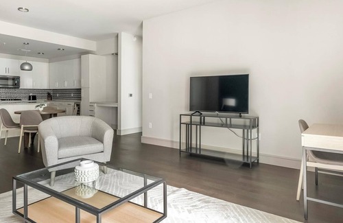 Houston Apartment | Landing | Incredible 2BD, Tennis Court, Gym