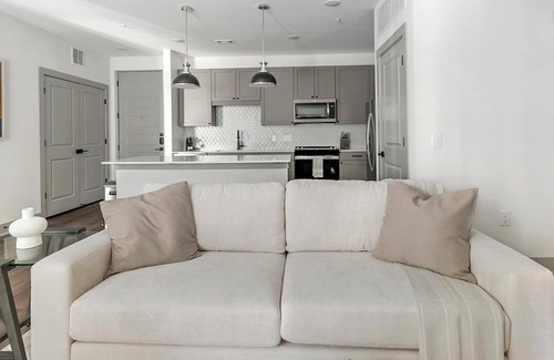 Houston Apartment | Landing | Incredible 2BD, Courtyard, Gym