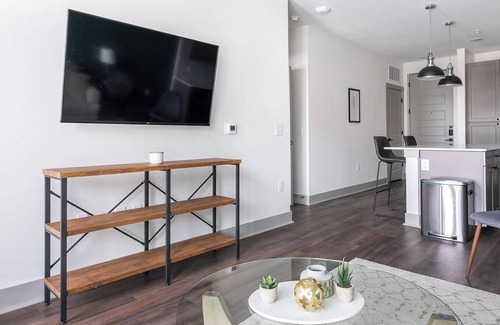 Houston Apartment | Landing | Incredible 2BD, Gym, Pool