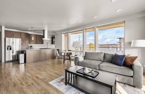 Hayden Island Apartment | Landing | Incredible 2BD, Courtyard, Gym