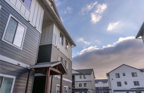 Woodburn Apartment | Landing | Incredible Studio, Pool, Clubhouse