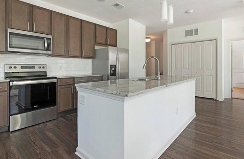 San Marco Apartment | Landing | Incredible 2BD, Yoga Studio, Gym