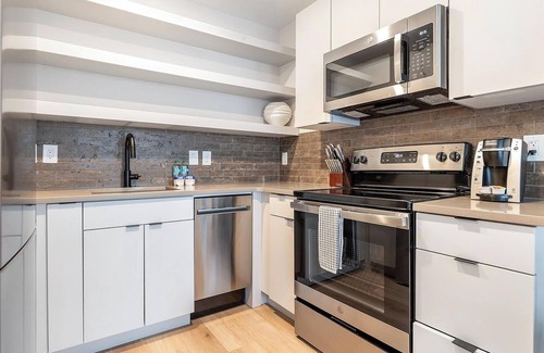 Norris Square Apartment | Landing | Incredible 1BD, Gym