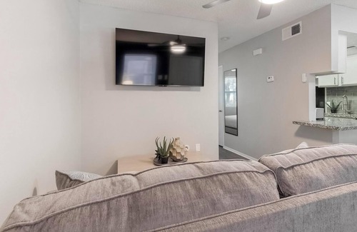 Southside Apartment | Landing | Incredible Studio, Pool, Clubhouse