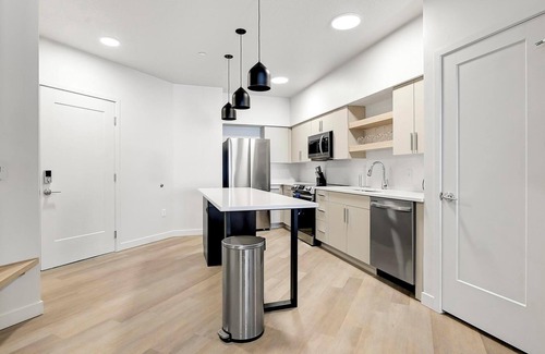 Downtown Salt Lake City Apartment | Landing | Modern 1BD, Yoga Studio, Clubhouse
