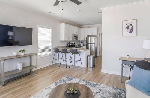 Huntsville Apartment | Landing | Modern 1BD, Courtyard, Gym