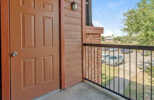 Southbelt/Ellington Apartment | Landing | Modern 1BD, Clubhouse, Game Room