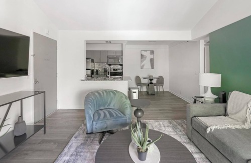 Green Hills Apartment | Landing | Modern 1BD, Courtyard, Gym