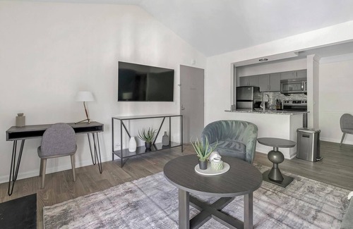 Green Hills Apartment | Landing | Modern 1BD, Courtyard, Gym