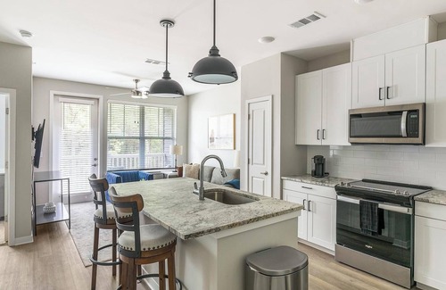 Huntsville Apartment | Landing | Modern 1BD, Gym, Pool
