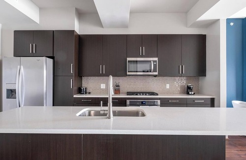 Houston Apartment | Landing | Modern 1BD, Gym, Tennis Court