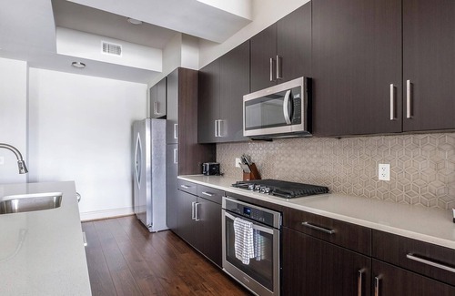 Houston Apartment | Landing | Modern 1BD, Gym, Tennis Court