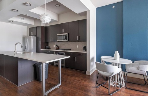 Houston Apartment | Landing | Modern 1BD, Gym, Tennis Court