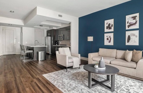 Houston Apartment | Landing | Modern 1BD, Gym, Tennis Court