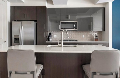 Houston Apartment | Landing | Modern 1BD, Gym, Tennis Court