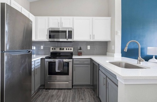 George Bush Park/Eldridge Apartment | Landing | Modern 1BD, Gym