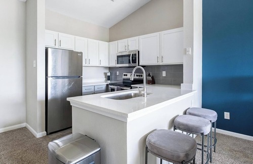 George Bush Park/Eldridge Apartment | Landing | Modern 1BD, Gym