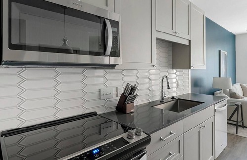 Houston Apartment | Landing | Modern 1BD, Gym, Courtyard