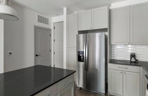 Houston Apartment | Landing | Modern 1BD, Gym, Courtyard
