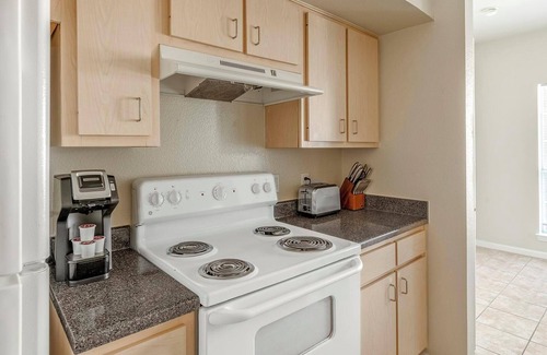 Southbelt/Ellington Apartment | Landing | Modern 1BD, Gym, Pool