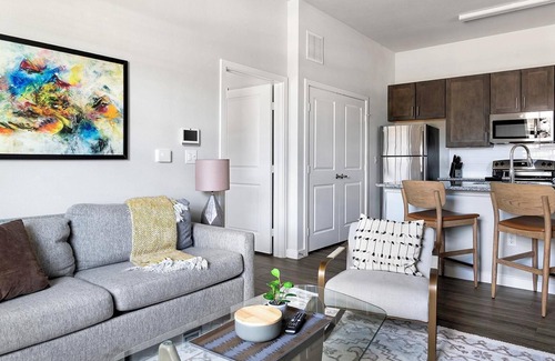 Dallas Apartment | Landing | Modern 1BD, Pool, Gym