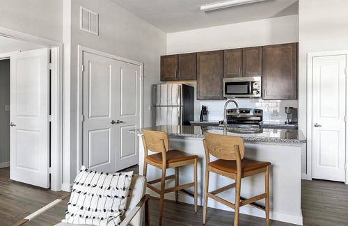 Dallas Apartment | Landing | Modern 1BD, Pool, Gym