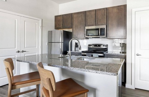 Dallas Apartment | Landing | Modern 1BD, Pool, Gym
