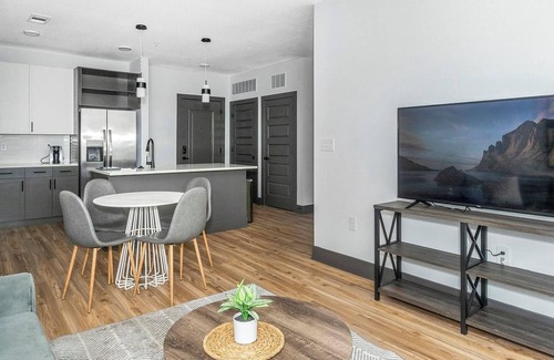 St. Nicholas Apartment | Landing | Modern 1BD, Clubhouse, Gym