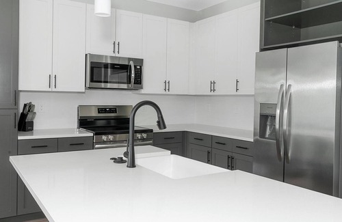 St. Nicholas Apartment | Landing | Modern 1BD, Clubhouse, Gym